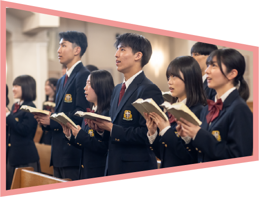 聖書を開き聖歌を歌う様子